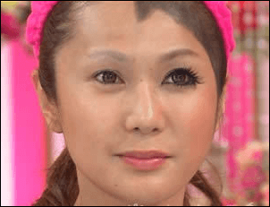 はるな愛は生え際を黒く塗っている
