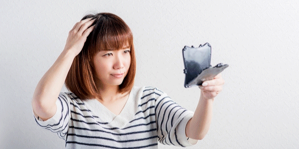 女性の髪のボリュームが減る年齢